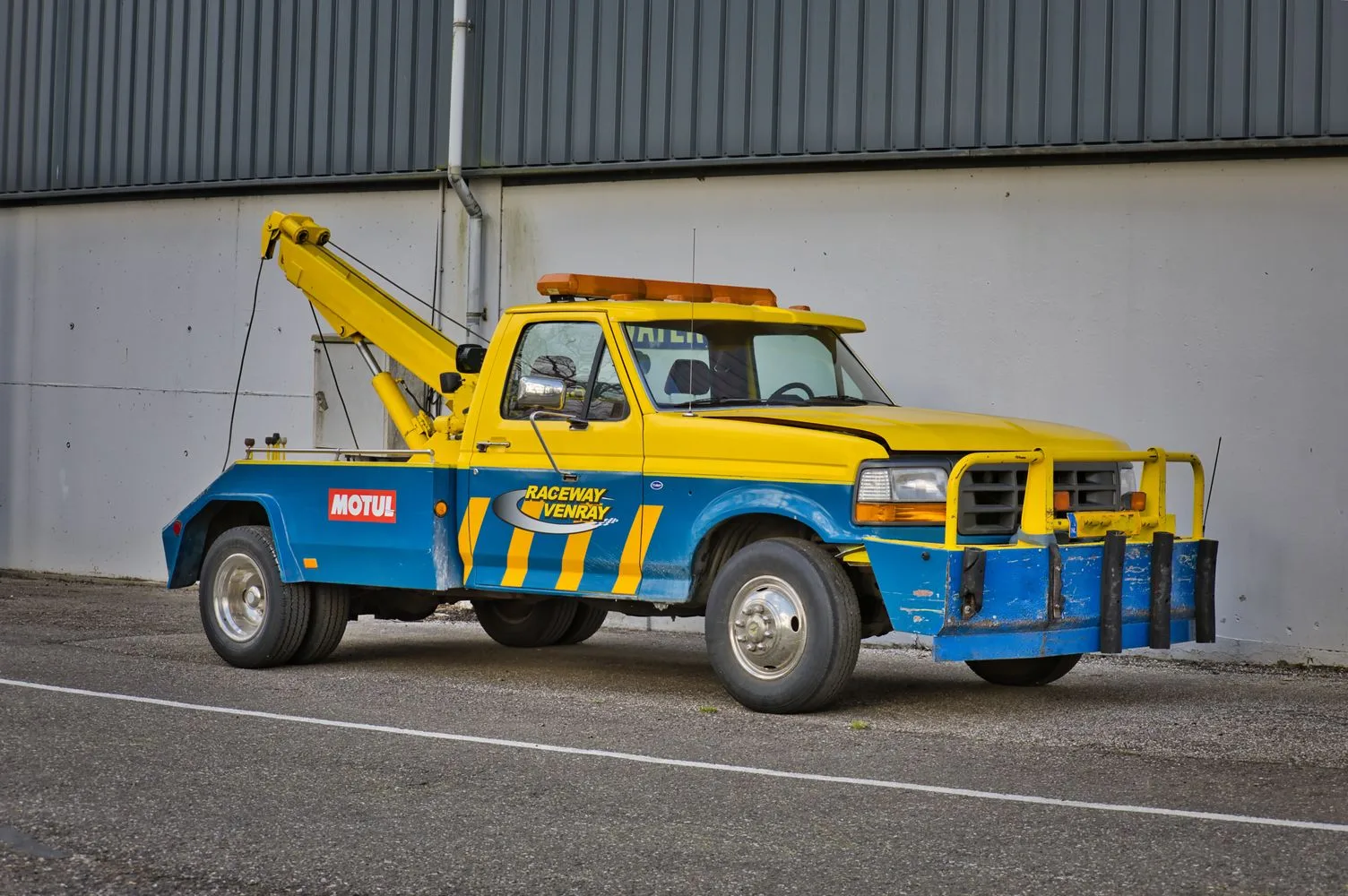 Foto stock illustrativa: carro attrezzi giallo. Non rappresenta la flotta Tombola Assistance.